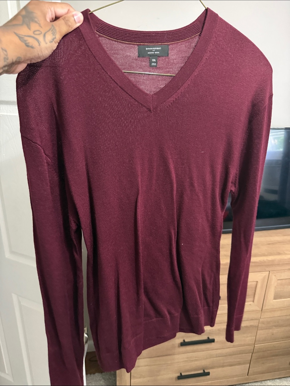 Saks Fifth Avenue Men V-Neck Sweater in Wine